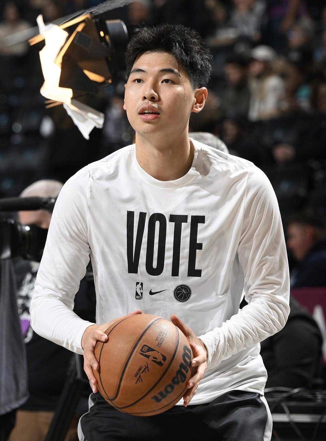 关于转会期广东宏远备战中超，复出首秀细节曝光，质疑声仍在，更衣室氛围转暖的信息-开云网页版